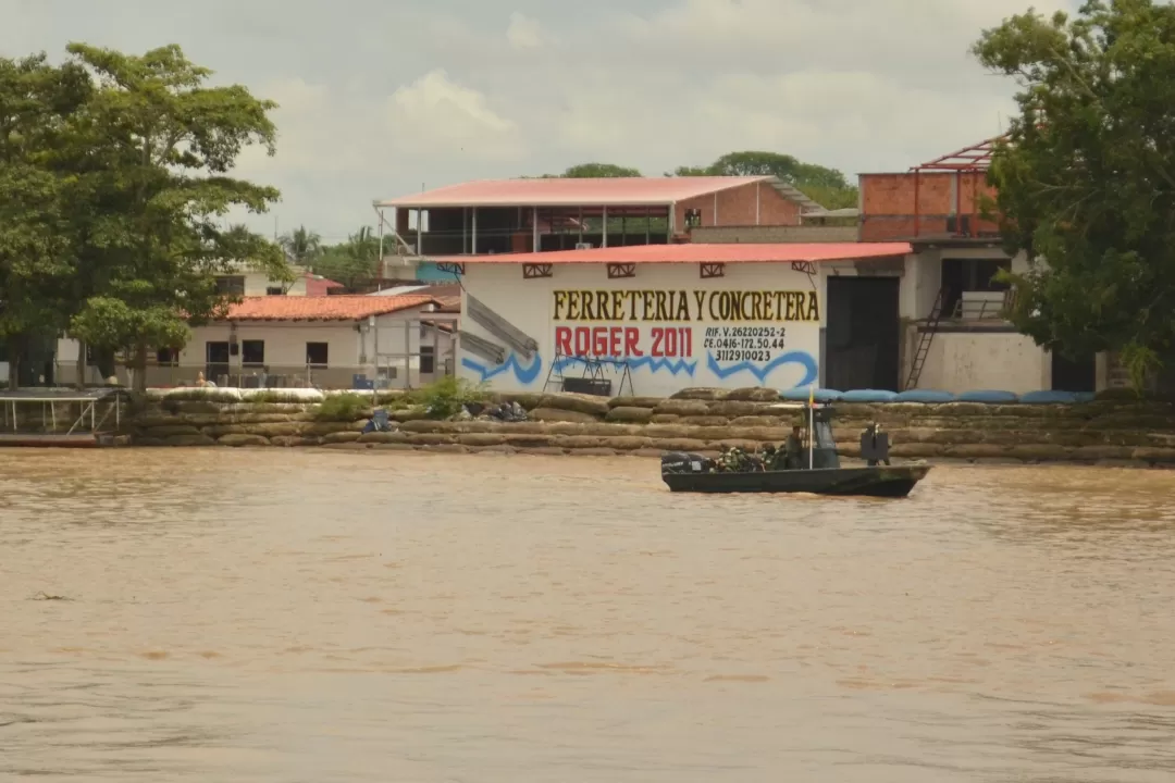 Paso de canoas en el río Arauca, frontera cerrada.